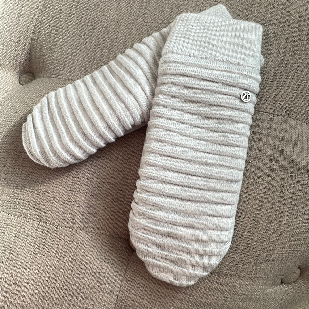 Lululemon Sweet And Sherpa Gray Knit Mittens